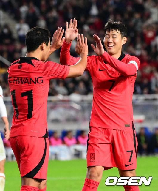 [OSEN=수원, 조은정 기자]17일 오후 수원월드컵경기장에서 위르겐 클린스만 감독이 지휘하는 대한민국 축구대표팀과 베트남의 평가전이 열렸다.전반 대한민국 황희찬이 2-0으로 앞서가는 골을 넣은 뒤 손흥민과 기뻐하고 있다. 2023.10.17 /cej@osen.co.kr