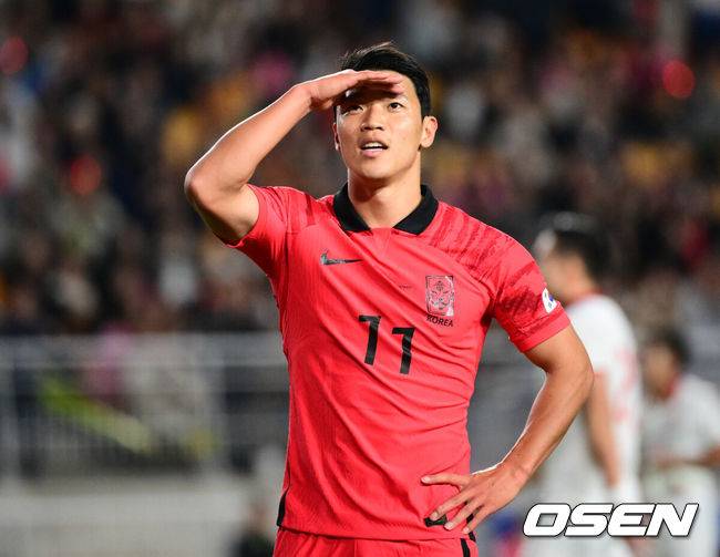 [OSEN=수원, 조은정 기자]17일 오후 수원월드컵경기장에서 위르겐 클린스만 감독이 지휘하는 대한민국 축구대표팀과 베트남의 평가전이 열렸다.전반 대한민국 황희찬이 2-0으로 앞서가는 골을 넣은 뒤 세리머니를 하고 있다. 2023.10.17 /cej@osen.co.kr