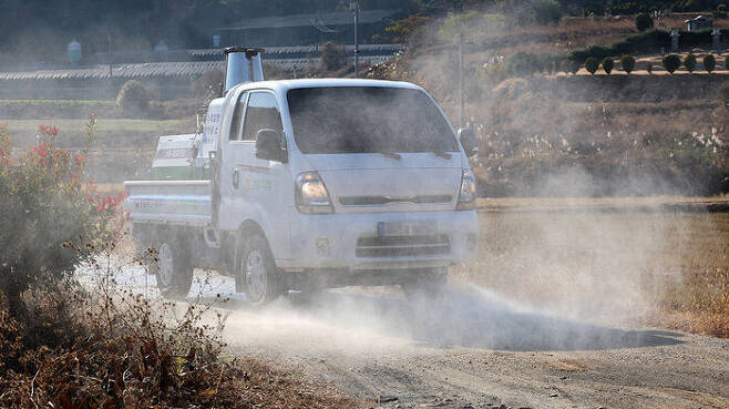 도로 소독하는 가축 질병 방역차량 (연합뉴스 자료사진)