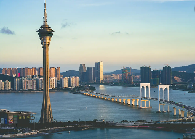 높이 233m의 마카오타워 번지점프