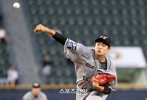 한화 이태양이 12일 서울 잠실야구장에서 열린 두산전에 선발 등판해 힘껏 투구하고 있다. 2023.9.12/정지윤 선임기자