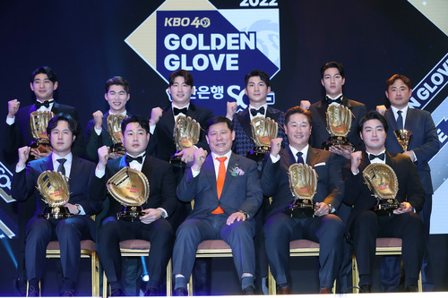 2022 KBO 골든글러브 수상자들이 허구연(가운데) 총재와 함께 기념사진 촬영을 하고 있다. 정지윤 선임기자