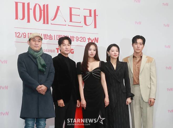 김정권 감독, 배우 김영재, 황보름별, 이영애, 이무생이 6일 오전 서울 구로구 라마다 신도림 호텔에서 진행된 tvN 토일드라마 '마에스트라' 제작발표회에 참석해 포즈를 취하고 있다.  전 세계 단 5%뿐인 여성 지휘자 마에스트라, 천재 혹은 전설이라 불리는 차세음이 자신의 비밀을 감춘 채 오케스트라를 둘러싼 사건의 진실을 찾아가는 미스터리 드라마 '마에스트라'는 오는 9일 첫 방송된다. /2023.12.06 /사진=이동훈