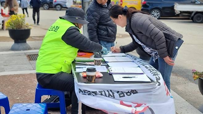 주민소환 서명활동 [주민소환 청구인대표 이현웅 씨 제공]