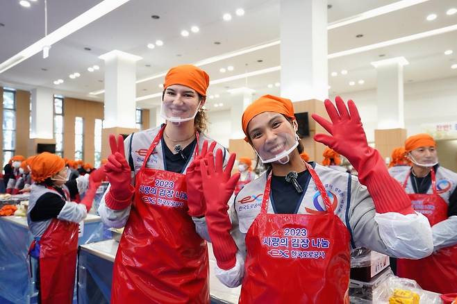 김장 행사 참가한 외국인 선수들 프로배구 여자부 한국도로공사의 외국인 선수 반야 부키리치(왼쪽)와 타나차 쑥솟이 5일 경북 김천 한국도로공사 본사에서 이웃들에게 전달할 김장을 한 뒤 포즈를 취하고 있다. [한국도로공사 제공. 재배포 및 DB 금지]