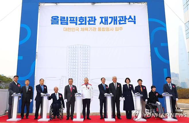 올림픽회관 재개관, 3개 기관 입간판 제막식 (서울=연합뉴스) 김도훈 기자 = 6일 서울 송파구 올림픽회관에서 열린 재개관 행사에서 유인촌 문화체육관광부 장관, 이상헌 국회 문체위원장, 조현재 국민체육진흥공단 이사장, 이기흥 대한체육회장, 정진완 대한장애인체육회장이 3개 기관 입간판 제막식을 하고 있다. 2023.12.6 superdoo82@yna.co.kr