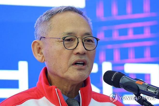 올림픽회관 재개관식, 축사하는 유인촌 장관 (서울=연합뉴스) 김도훈 기자 = 유인촌 문화체육관광부 장관이 6일 서울 송파구 올림픽회관에서 열린 재개관식에서 축사하고 있다.
    올림픽회관은 국민체육진흥공단, 대한체육회, 장애인체육회 등 분산되어 있던 체육단체의 업무환경 개선과 시설 집적을 위해 총사업비 1천729억원을 들여 2015년부터 리모델링을 진행해왔다. 2023.12.6 superdoo82@yna.co.kr