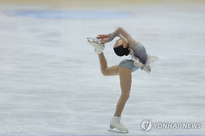 연기 펼치는 신지아 (의정부=연합뉴스) 임병식 기자 = 3일 의정부실내빙상장에서 열린 2023 전국남녀 피겨스케이팅 회장배 랭킹대회 프리 스케이팅 여자 시니어에서 신지아(영동중)가 연기를 펼치고 있다. 2023.12.3 andphotodo@yna.co.kr