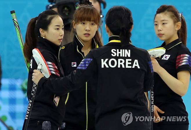 <올림픽> 작전 상의하는 한국 컬링팀 (소치=연합뉴스) 홍해인 기자 = 소치 동계올림픽 여자 컬링 대표팀이 12일 오후(현지시간) 러시아 소치 해안 클러스터 올림픽 파크 내 아이스 큐브 컬링 센터에서 열린 스웨덴과의 경기에서 작전을 상의하고 있다. 사진 왼쪽부터 김지선, 김은지, 신미성, 이슬비. 2014.2.12 hihong@yna.co.kr