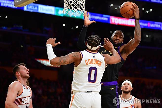 LA 레이커스와 피닉스의 경기 모습.  [로이터=연합뉴스] Mandatory Credit: Gary A. Vasquez-USA TODAY Sports