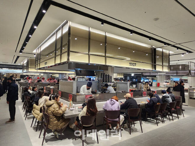 7일 롯데백화점 인천점 푸드 에비뉴에 입점한 ‘일월오악’에서 고객들이 식사를 하고 있다. (사진=백주아 기자)