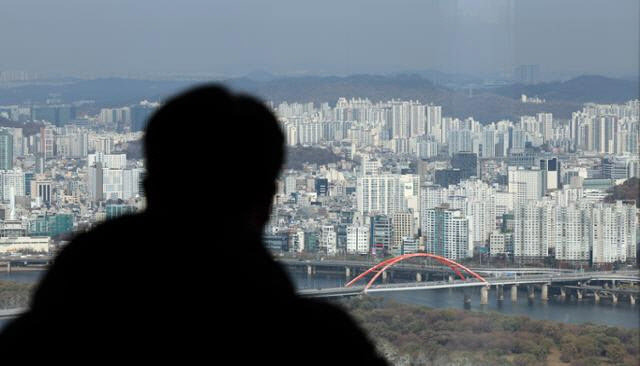 서울 영등포구 여의도 63빌딩 전망대에서 한 시민이 서울 시내를 내려다보고 있다. (사진=뉴시스)