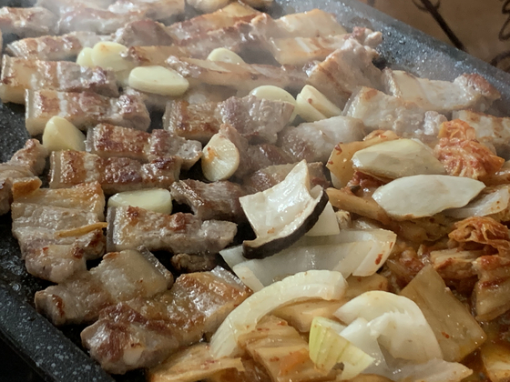 최근 온라인 커뮤니티에서는 집 베란다에서 고기를 구워 먹는 게 민폐인가에 대한 논쟁이 붙었다. 사진은 기사와 무관한 자료사진. 〈사진=연합뉴스〉
