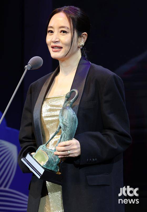 배우 김혜수가 7일 오후 서울 강남구 논현동 건설회관에서 열린 '제28회 춘사국제영화제'에서 여우주연상을 수상을 수상하고 소감을 말하고 있다. 김현우 엔터뉴스팀 기자 kim.hyunwoo3@jtbc.co.kr (콘텐트비즈니스본부)