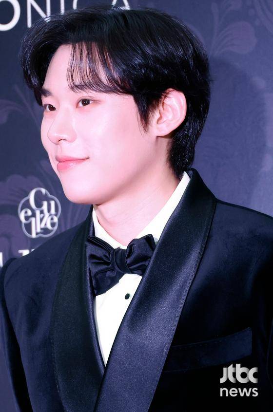 배우 김성철이 7일 오후 서울 강남구 논현동 건설회관에서 열린 '제28회 춘사국제영화제' 레드카펫에 참석해 포즈를 취하고 있다. 김현우 엔터뉴스팀 기자 kim.hyunwoo3@jtbc.co.kr (콘텐트비즈니스본부)
