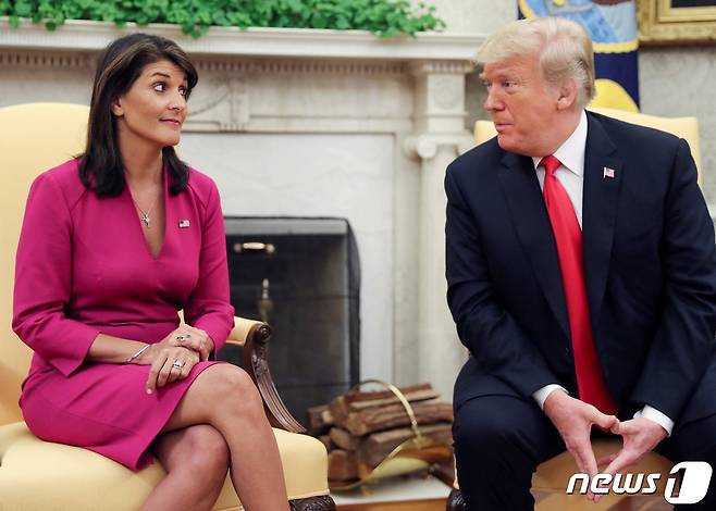 니키 헤일리 유엔 주재 미국 대사와 도널드 트럼프 미 대통령 2018.10.9 ⓒ 로이터=뉴스1 ⓒ News1 정윤미 기자