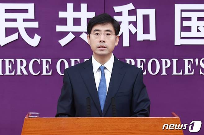 허야둥 중국 상무부 대변인이 7일(현지시간) 정례 브리핑에서 취재진의 질문에 답변하고 있다. 2023.12.7 ⓒ News1 강민경 기자