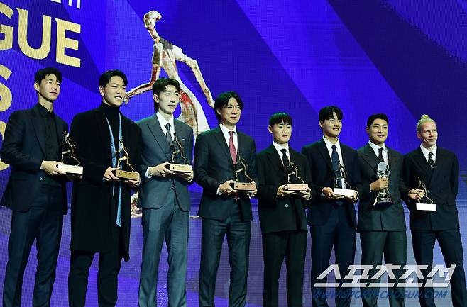 4일 서울 잠실 롯데호텔에서 '2023 K리그 어워즈'가 열렸다. K리그1 수상한 울산 홍명보 감독과 선수들. 잠실=송정헌 기자songs@sportschosun.com/2023.12.04/