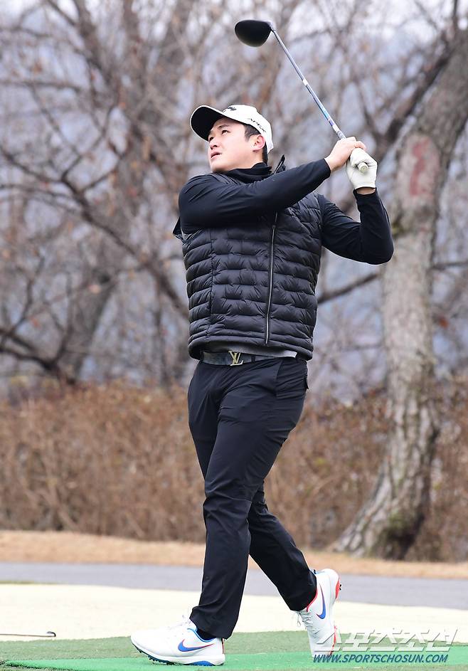 스포츠조선과 KBO가 공동주최하고 한국시리즈 우승팀 LG트윈스가 후원하는 제40회 야구인골프대회가 6일 이천 H1 골프클럽에서 열렸다. 티샷을 하고 있는 LG 최원태. 이천=송정헌 기자songs@sportschosun.com/2023.12.06/