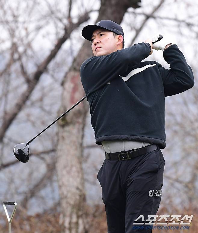 스포츠조선과 KBO가 공동주최하고 한국시리즈 우승팀 LG트윈스가 후원하는 제40회 야구인골프대회가 6일 이천 H1 골프클럽에서 열렸다. 티샷을 하고 있는 LG 김민성. 이천=송정헌 기자songs@sportschosun.com/2023.12.06/