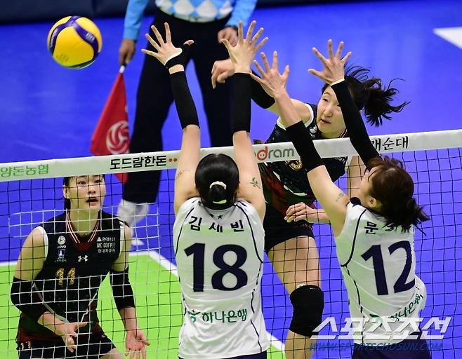 7일 수원체육관에서 배구 V리그 여자부 현대건설과 도로공사의 경기가 열렸다. 현대건설 정지윤이 도로공사 블로킹을 앞에 두고 스파이크를 날리고 있다. 수원=송정헌 기자songs@sportschosun.com/2023.12.07/