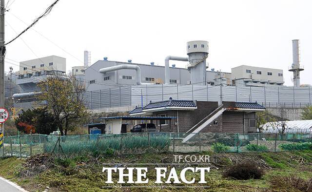 민가 바로 앞에 건립된 SRF열병합발전소.