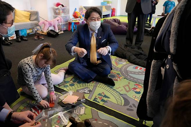 2일(현지 시각) 우크라이나 피란민 지원을 위해 폴란드 바르샤바에 위치한 난민 센터를 방문한 하야시 요시마사 일본 외무상이 우크라이나 난민 어린이와 대화를 나누고 있다/AP 연합뉴스