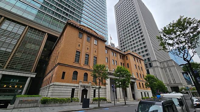 일본 도쿄의 글로벌 금융지구 마루노우치에 있는 일본공업클럽회관. 이 건물을 품는 듯한 형태로 고층 빌딩이 들어서 있다. /도쿄=최종석 기자