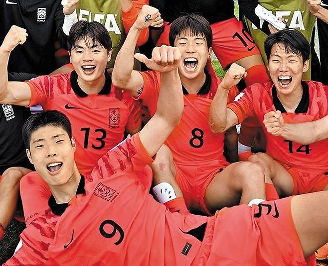 지난달 23일 프랑스와 조별 리그 1차전에서 승리한 뒤 기뻐하는 이승원(8번)과 이영준(아래). /대한축구협회