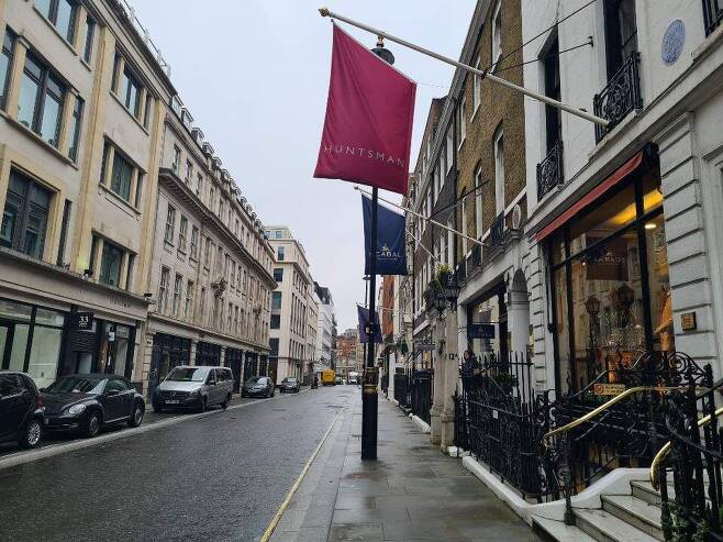27일 오전 10시(현지 시각) 영국 런던의 고급 양복점 거리 새빌 로(Savile row)의 모습. 사진 오른쪽 깃발이 걸린 매장이 172년 역사를 자랑하는 양복점 ‘헌츠맨’이다. 이 매장은 영화 ‘킹스맨 : 시크릿 에이전트’의 촬영지로 널리 알려진 곳이다. /이해인 특파원