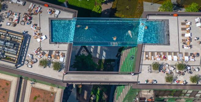 영국 런던 남서부 복스홀. 엠바시가든 아파트 두개 동을 연결하는 하늘 수영장 '스카이풀'에서  입주민들이 일광욕과 수영을 즐기고있다./엠버시 가든스