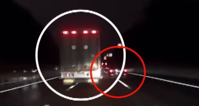 지난 5일 오후 8시 22분쯤 경기 의왕시 부곡동 봉담 방향의 봉담과천도시고속화도로에서 1차로에서 2차로로 진로를 바꾸던 화물트럭(왼쪽 흰 원)과 3차로에서 2차로로 차로 변경하던 유동규씨의 SM5 차량(오른쪽 붉은 원)이 부딪히기 직전의 모습. /채널A