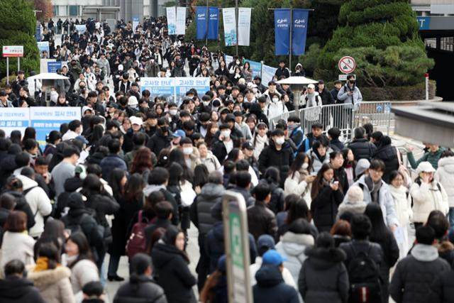 지난달 26일 서울 동작구 중앙대학교에서 열린 수시 논술고사에 응시한 수험생들이 고사장을 나서고 있다. 뉴스1