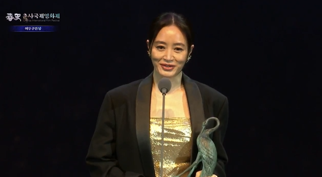 김혜수가 '제28회 춘사국제영화제' 주연상 트로피를 차지했다. 생중계 영상 캡처