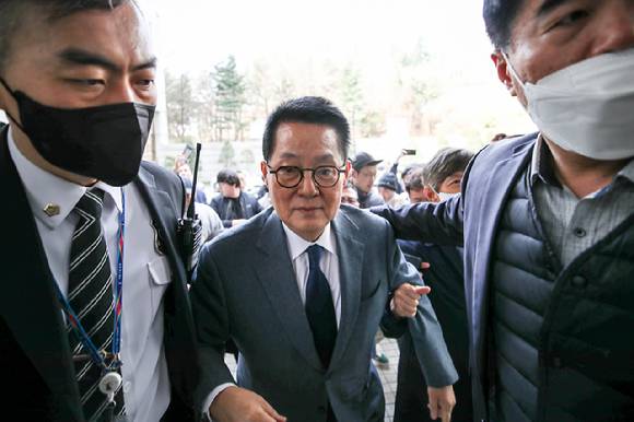 서해 공무원 피격 사건을 은폐하려 한 혐의로 기소된 박지원 전 국가정보원장이 24일 서울 서초구 서울중앙지방법원에서 열린 1차 공판에 출석하고 있다. [사진=뉴시스]