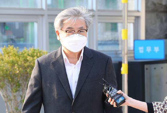 '서해 공무원 피격 사건' 은폐 및 일명 '월북몰이' 혐의로 구속기소 된 서훈 전 청와대 국가안보실장이 3일 보석이 인용되어 경기 의왕시 서울구치소에서 나와 기자의 질문에 답하고 있다. 서 전 실장은 4개월 만에 구치소에서 석방됐다. 이에 따라 '서해 피격' 관련 의혹 피고인들 모두가 불구속 상태로 재판을 받게 됐다. [사진=뉴시스]