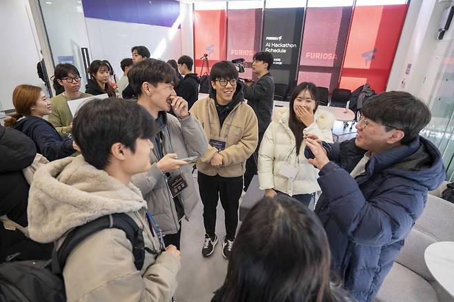 해커톤에 앞서 참가자들이 각자의 의견과 기술을 나누고 팀을 구축하는 팀빌딩을 진행했다 / 출처=IT동아
