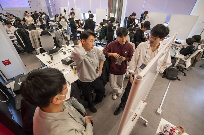 투피엠 팀이 해커톤 초입에서 기획 회의를 하고 있다 / 출처=IT동아