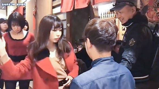 여성 직원들이 줄지어 손님의 뺨을 때리는 모습. 사진 X 캡처