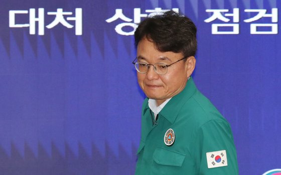 박성근 국무총리실 비서실장이 지난 7월 정부서울청사에서 열린 호우 대처 상황 점검회의에 참석한 모습. 박 비서실장은 이날 총선 출마를 위해 사의를 표명했다. 뉴스1