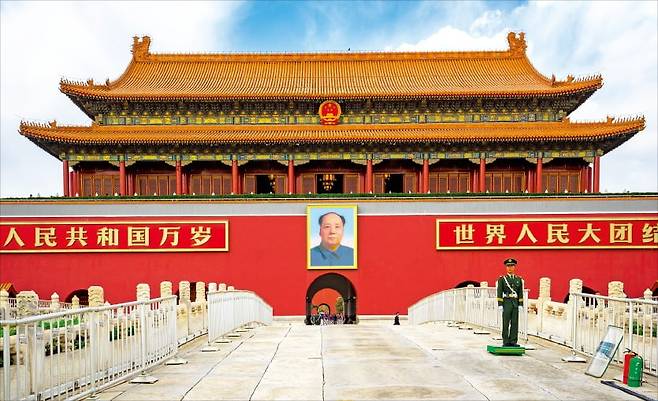 흔히 마오쩌둥을 가리켜 중국을 세우고 또 혼자서 중국을 망가뜨린 인물이라고 말한다. 대약진 운동으로 세상을 황폐하게 만들더니 곧이어 문화대혁명으로 지옥을 구현했다. 그럼에도 중국 공산당은 마오의 공이 과보다 크다고 한다. 진심이 아니다. 공산당은 오류가 없기에 마오를 격하해서 얻을 것이 없는 까닭이다.  GettyImagesBank