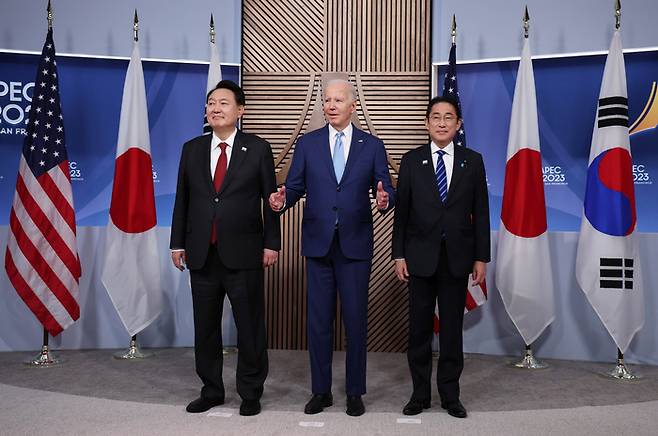 아시아태평양경제협력체(APEC) 정상회의 참석차 미국을 방문한 윤석열 대통령이 지난달 16일(현지시간) 샌프란시스코 모스코니센터에서 조 바이든 미국 대통령, 기시다 후미오 일본 총리와 회동, 기념촬영 하고 있다. 연합뉴스