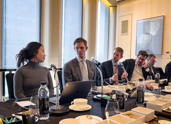 Nuclear policy experts Adam Mount, second from left, and Toby Dalton, third from left, speak at a roundtable discussion moderated by Korea Pro Editorial Director Kim Jeong-min, far left, at the Four Seasons Hotel in central Seoul on Thursday afternoon. [MICHAEL LEE]