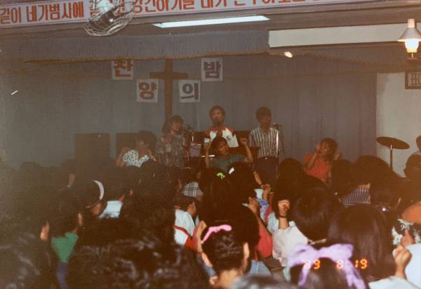 고된 회사 생활 가운데 만난 도움의 손길들은 훗날 전용대(뒷줄 가운데) 목사의 찬양 사역에도 영향을 줬다. 사진은 1989년 8월 서울 구로공단에서 열린 찬양 집회 모습.