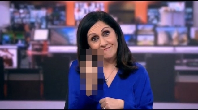 영국 BBC의 뉴스 프로그램 'The Daily Global'에서 한 아나운서가 욕을 하는 모습이다. 온라인 커뮤니티 갈무리