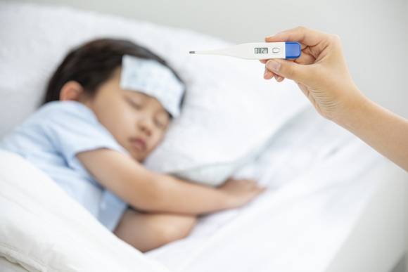 마이코플라즈마 폐렴은 마이코플라즈마 폐렴균에 의한 급성호흡기감염증으로 비말을 통해 감염된 후 2~3주 정도의 잠복기를 거쳐 고열, 흉통, 기침 등의 증상이 나타난다. 사진은 기사와 직접적인 관련 없음. /사진=이미지투데이