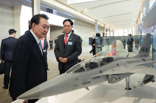 FA-50 모형 살펴보는 윤 대통령 윤석열 대통령이 5일 서울 강남구 코엑스에서 열린 제60회 무역의날 기념식 참석에 앞서 전시관을 찾아 60년 무역의 발자취를 관람하며 국산 다목적 경전투기 FA-50 모형을 살펴보고 있다. 뉴시스