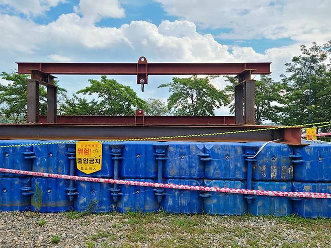 영랑호 부교 투입 위한 자재가 쌓여있다.