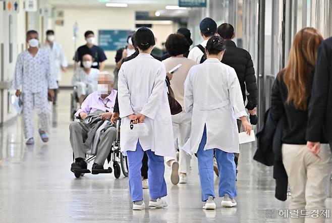 서울 시내의 한 병원에서 의사들이 복도를 지나고 있다. 임세준 기자