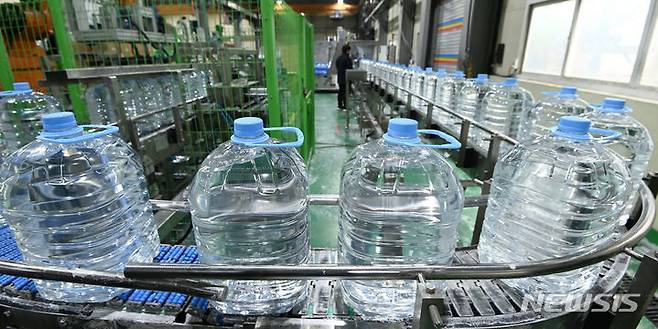 [안산=뉴시스] 김종택 기자 = 중국 당국이 한국으로의 산업용 요소 수출 통관을 보류한 가운데 6일 경기도 안산시 금성이엔씨 요소수 생산공장에서 요소수가 생산되고 있다. 업체 관계자는 지난 2021년 '요소수 대란' 이후 수입선을 다변화해 요소 재고가 충분한 만큼 요소수 품귀로 '물류 마비' 직전까지 갔던 2년 전과 같은 상황은 발생하지 않을 것이라고 말했다. 2023.12.06. jtk@newsis.com